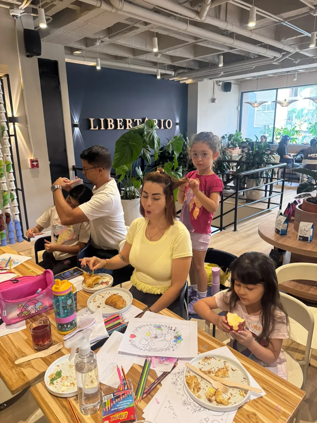 Papás e hijas aprendiendo juntos durante el taller