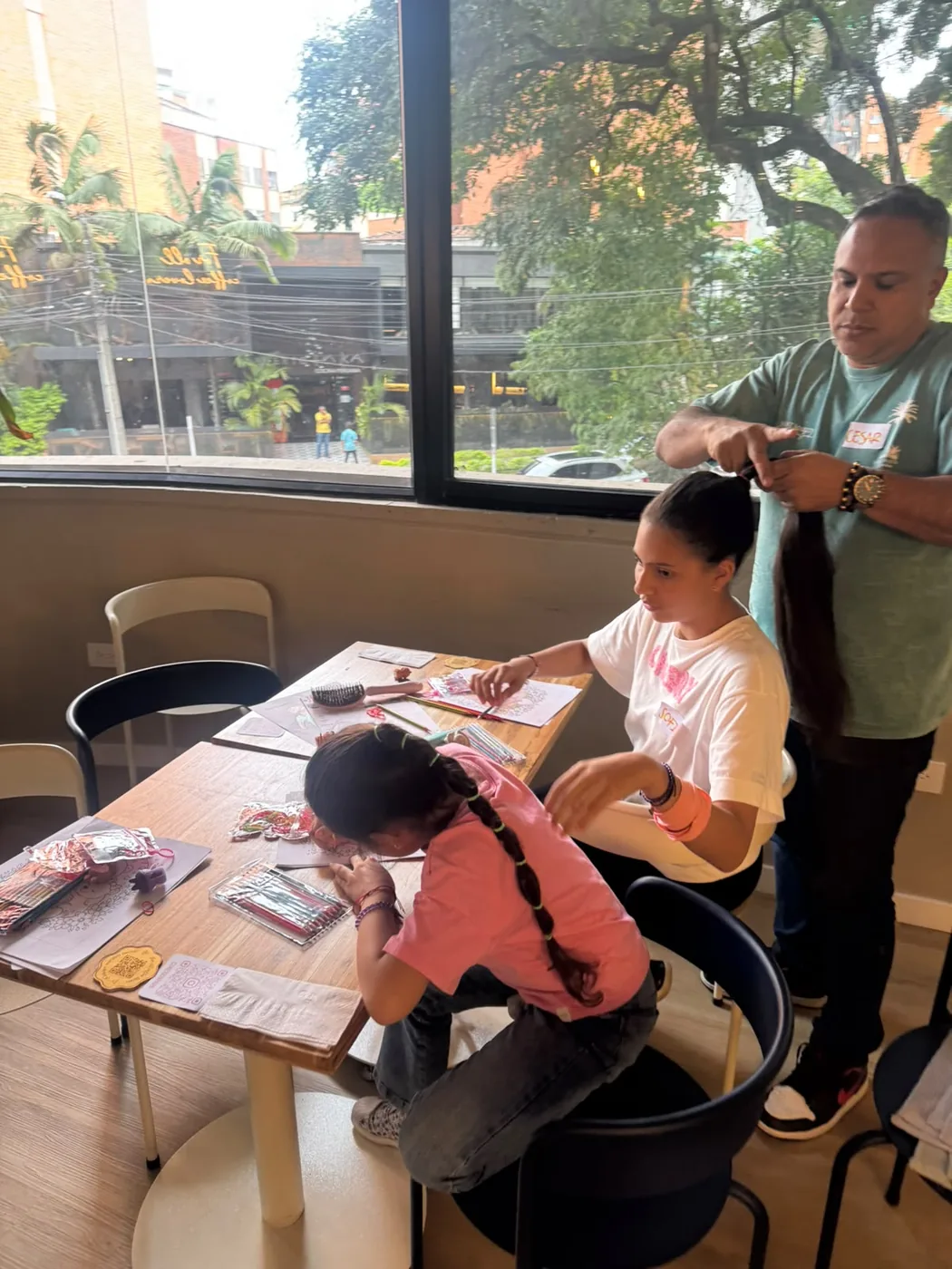 Papá peinando a su hija durante el taller