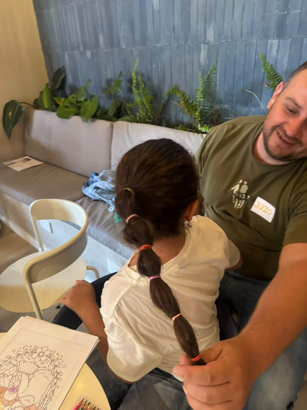 Papá e hija comparten un momento de cuidado