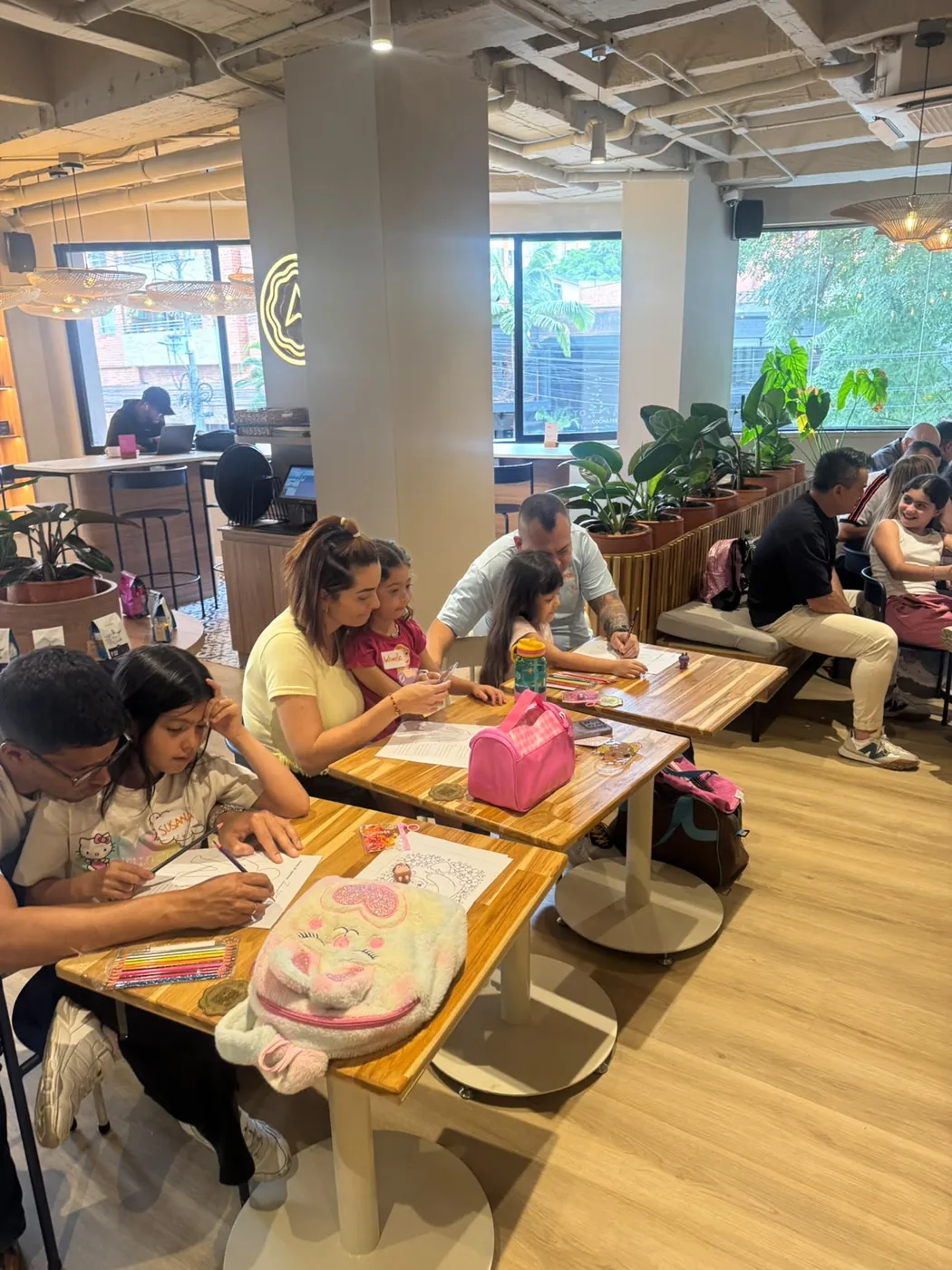 Familias participando juntas en Trenzas y Recuerdos