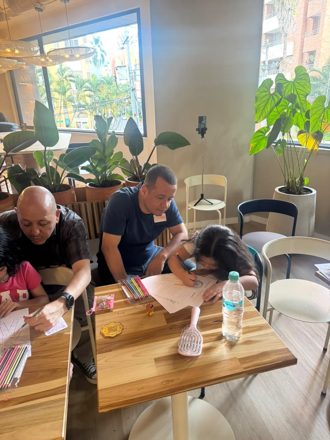 Papá e hija realizan una actividad guiada
