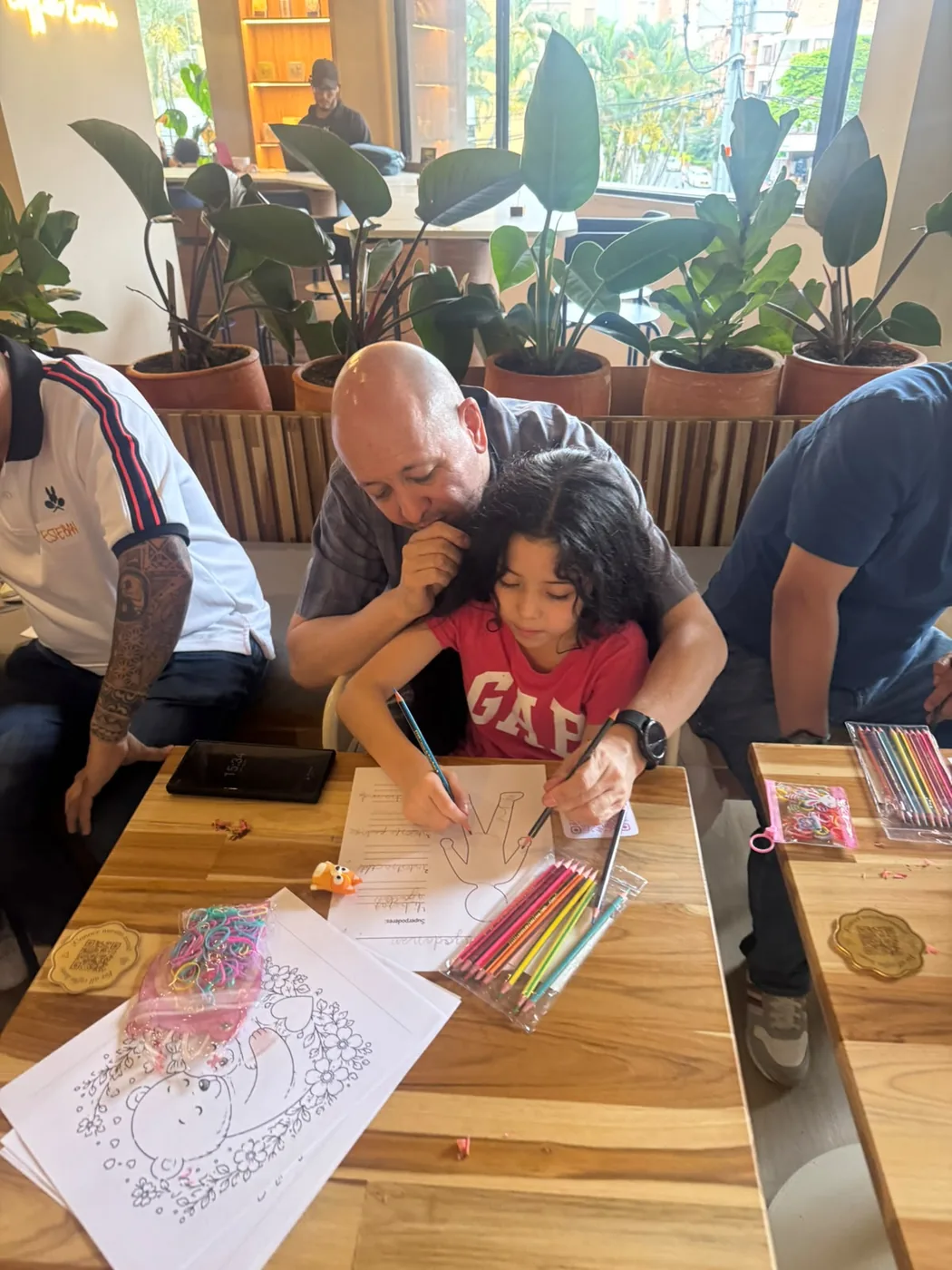 Papá e hija crean juntos durante el taller