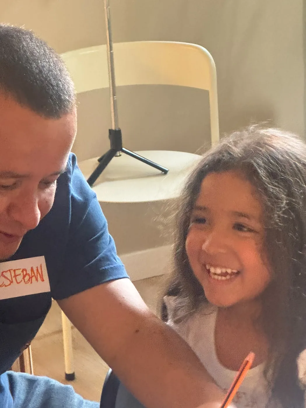 Papá e hija ríen mientras participan