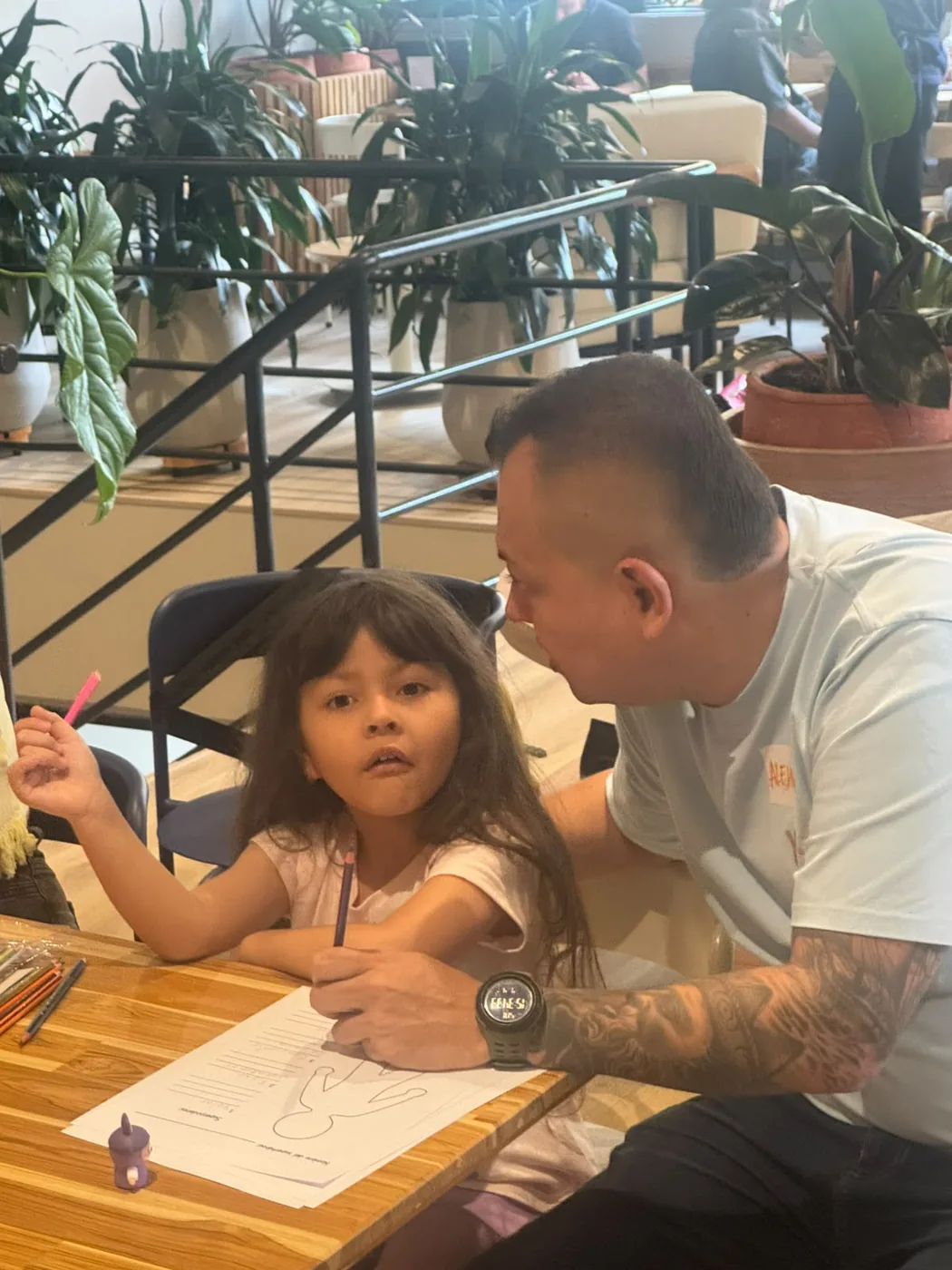 Papá conversa con su hija durante una actividad