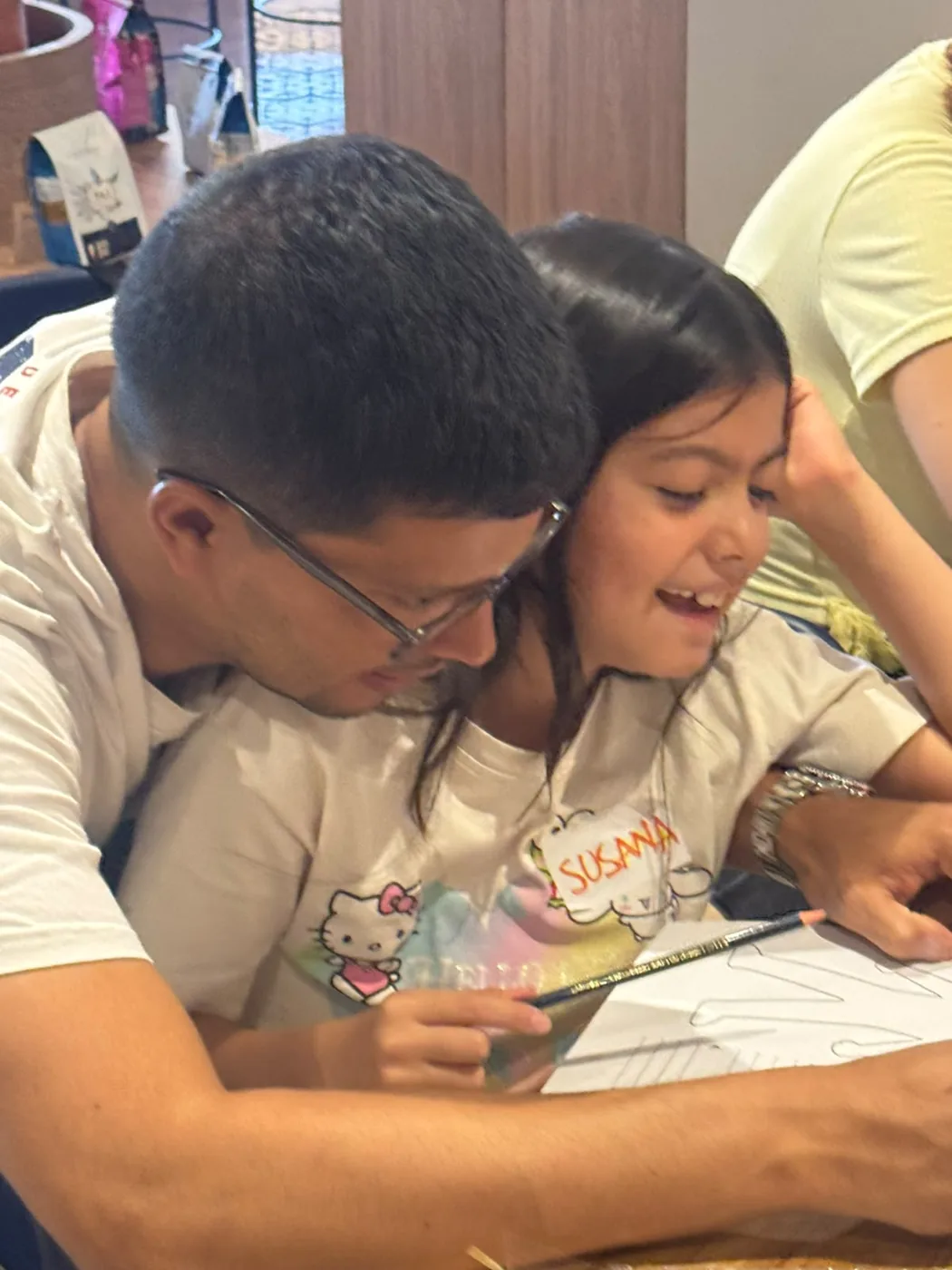 Papá e hija comparten un momento de alegría