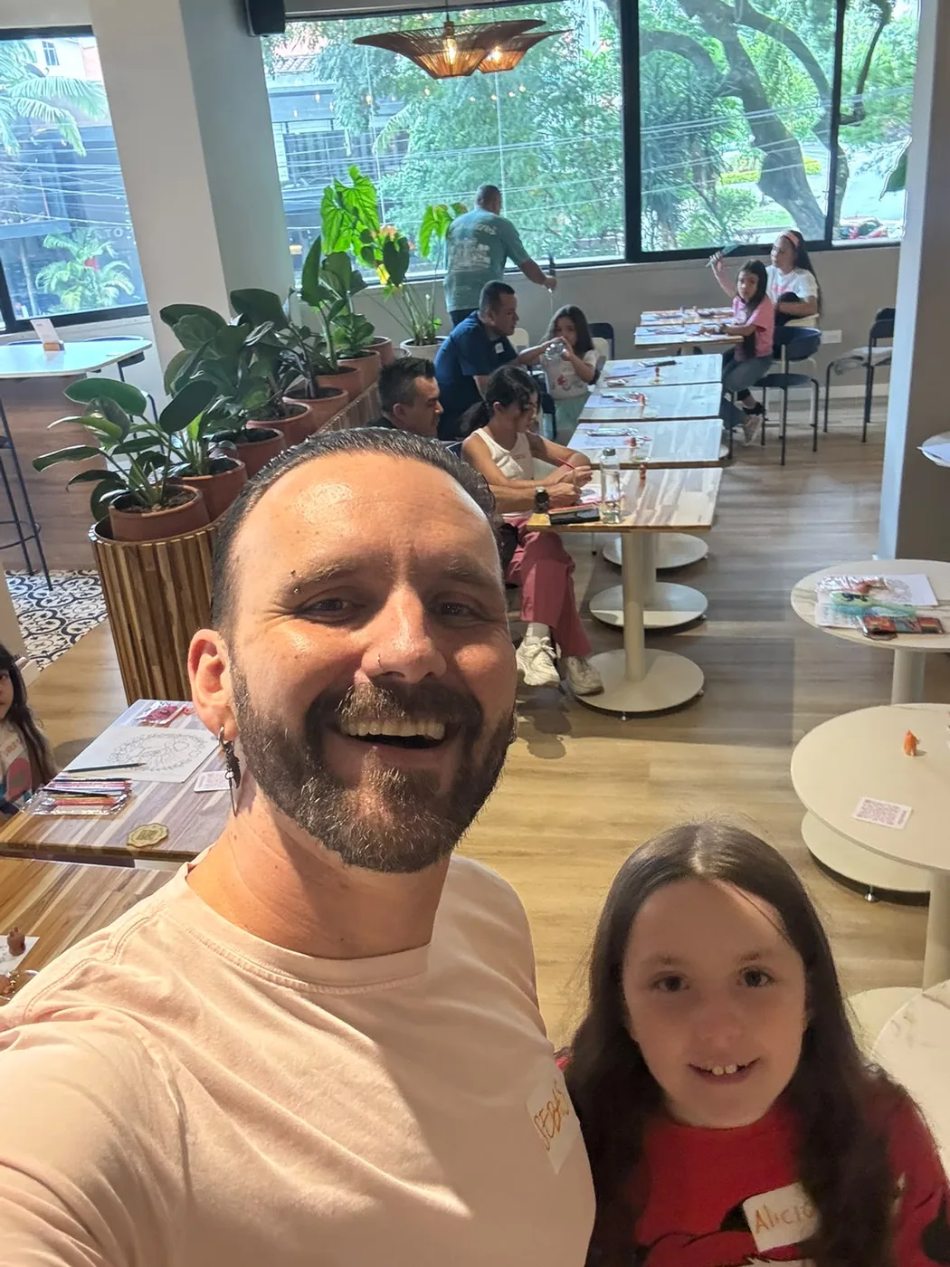 Papá e hija sonríen al terminar la experiencia